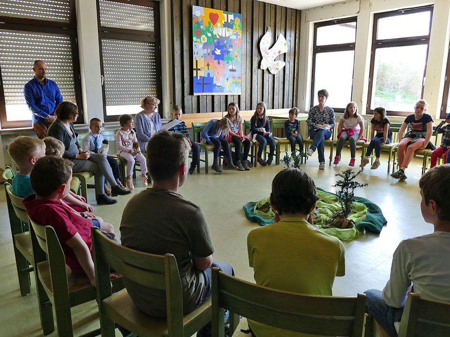 Kinderkarfreitagsliturgie im Gemeindezentrum (Foto: Karl-Franz Thiede)